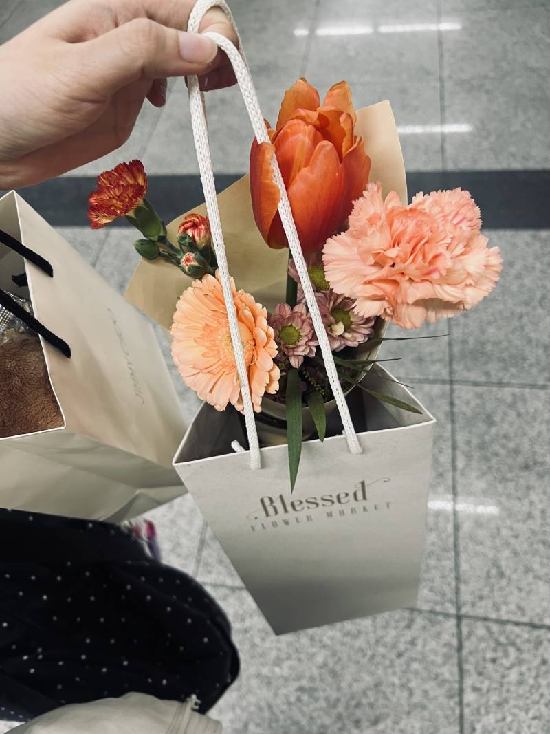 [잡담] 오늘 야근하고 남친집 가는 길에 꽃 샀어!! | 인스티즈