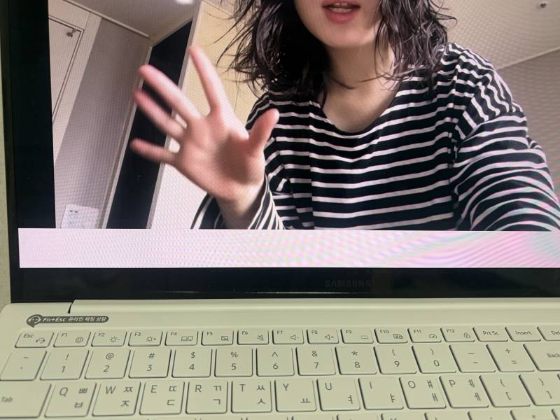 [잡담] 유튜브 전체화면 했는데 밑에 자꾸 이런 흰색 창 생기는데 뭘까 | 인스티즈