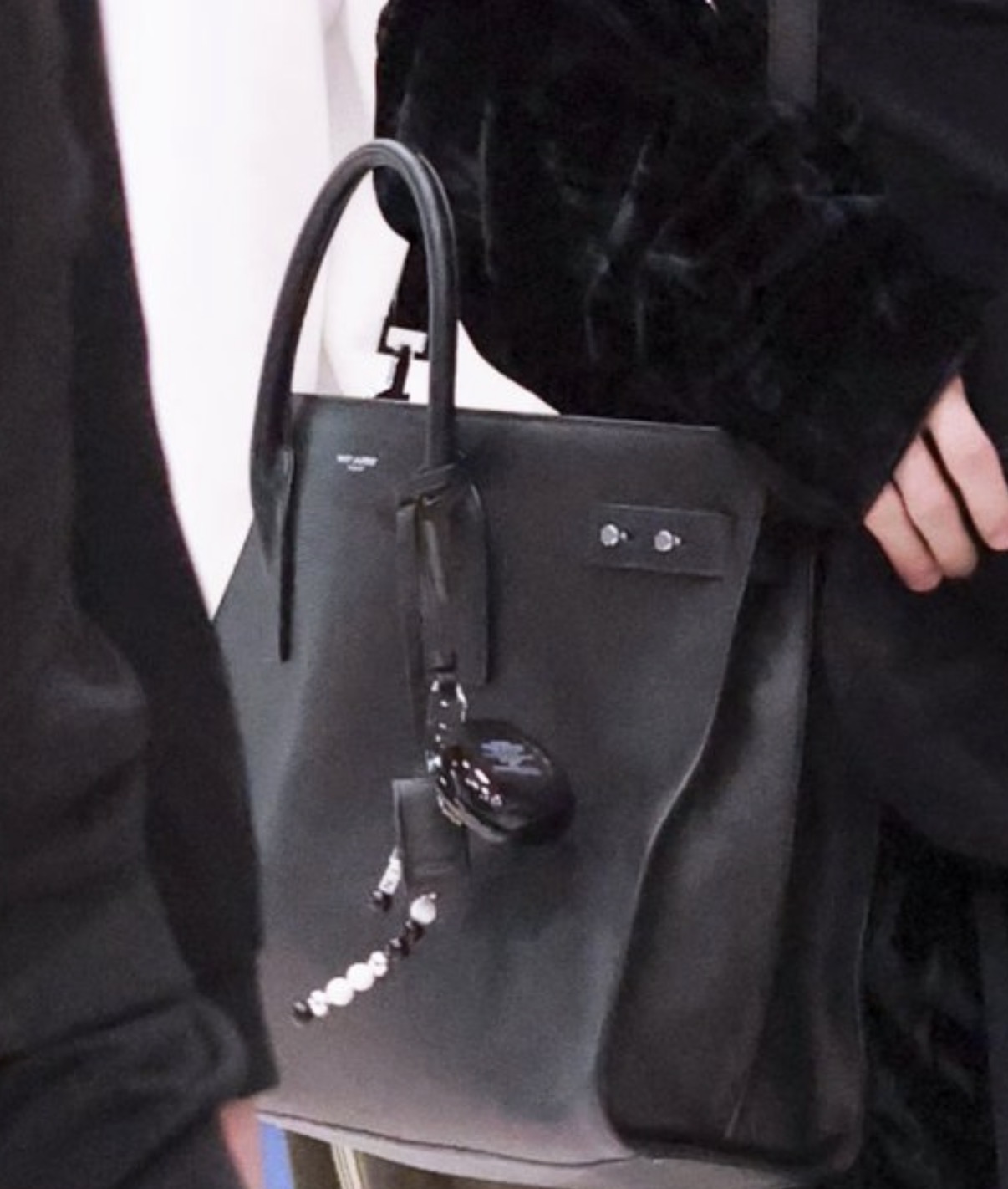 [잡담] 원빈 생로랑 가방 든건 알았는데 이더앤 미니쿠션ㅋㅋㅋㅋㅋ | 인스티즈