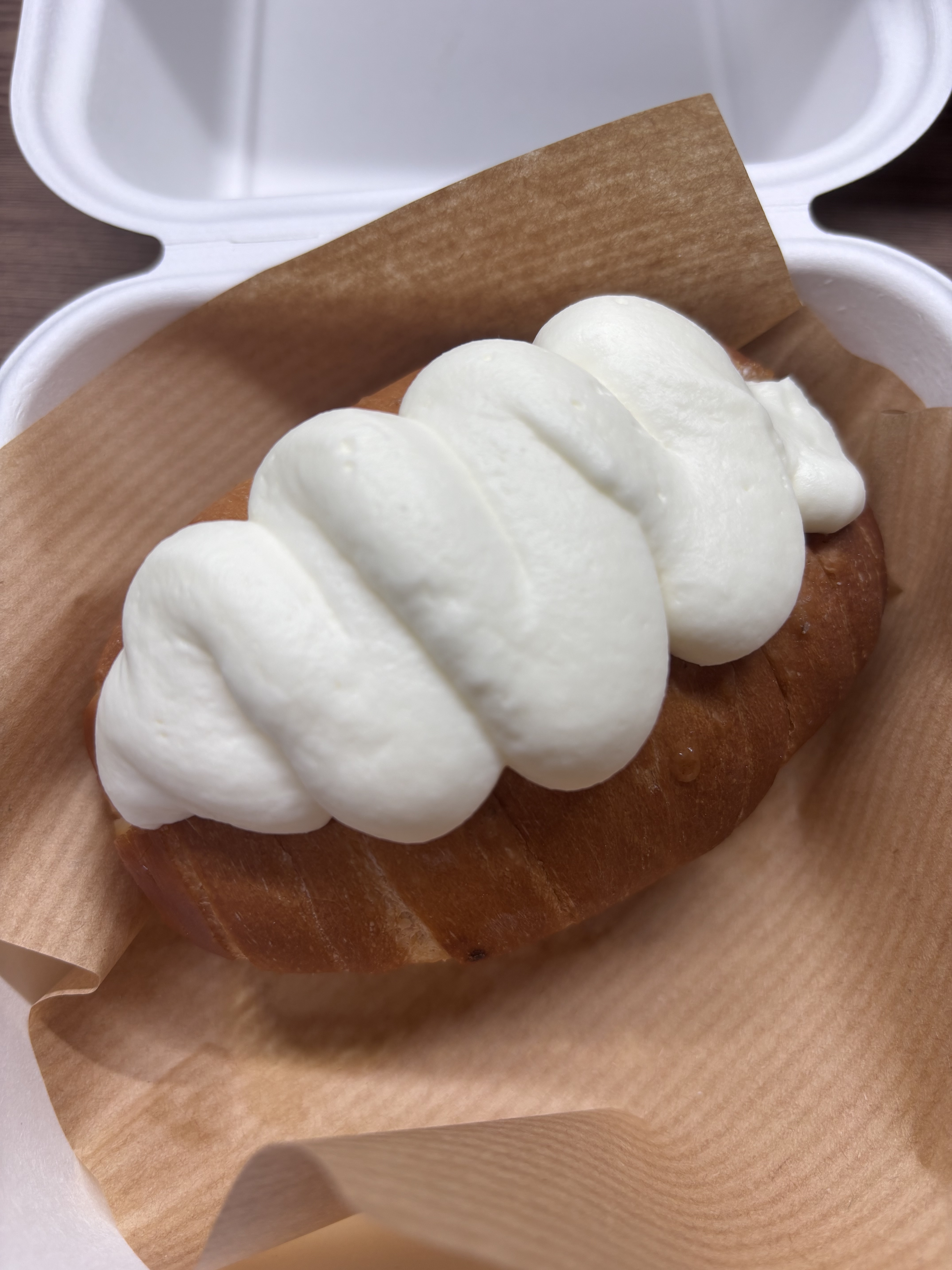 [잡담] 우유크림소금빵인데 크림 개맛있움.. | 인스티즈