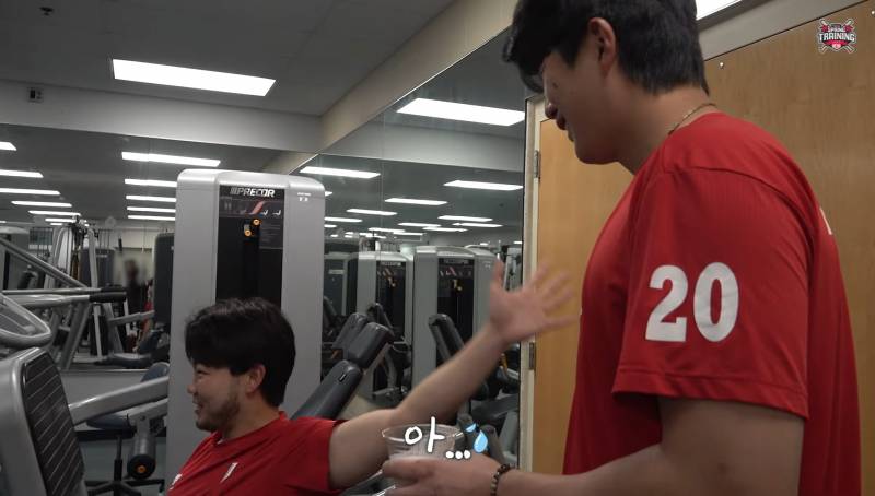 [잡담] 시후랑 형우 수염차이봐 | 인스티즈