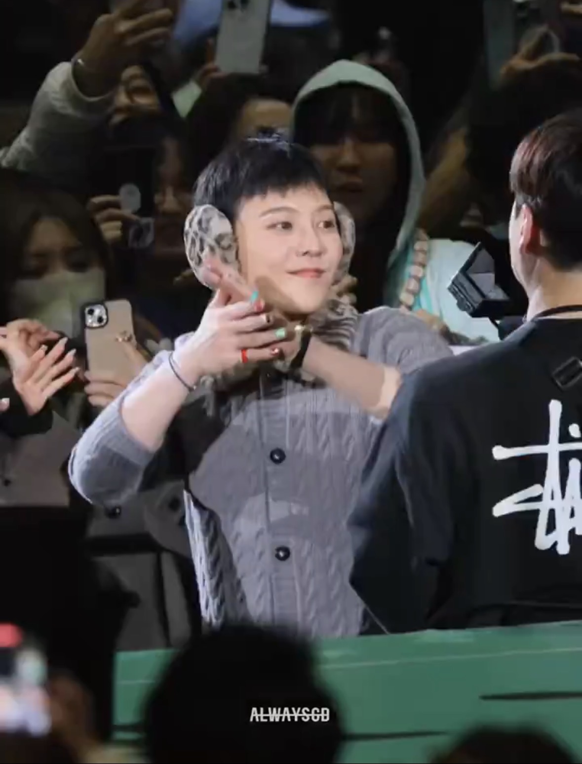 [잡담] 팬들한테 컨페티 나눠주는 지디 실존,,, | 인스티즈