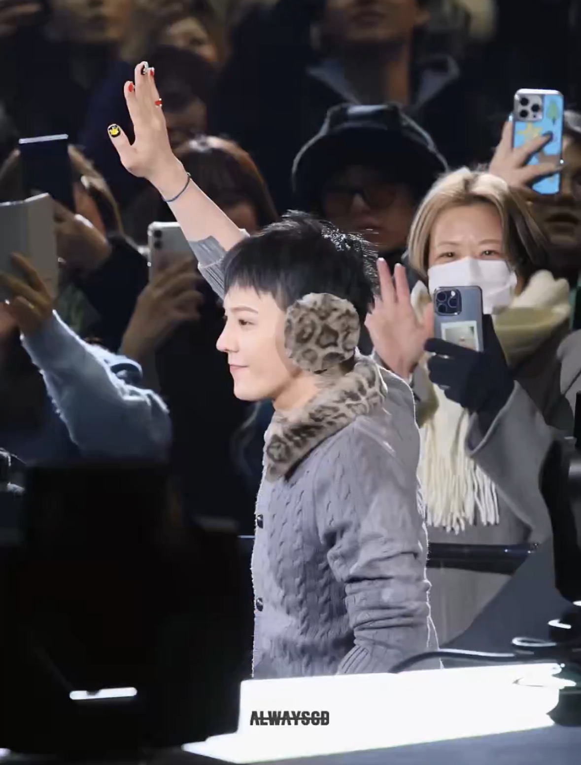 [잡담] 팬들한테 컨페티 나눠주는 지디 실존,,, | 인스티즈