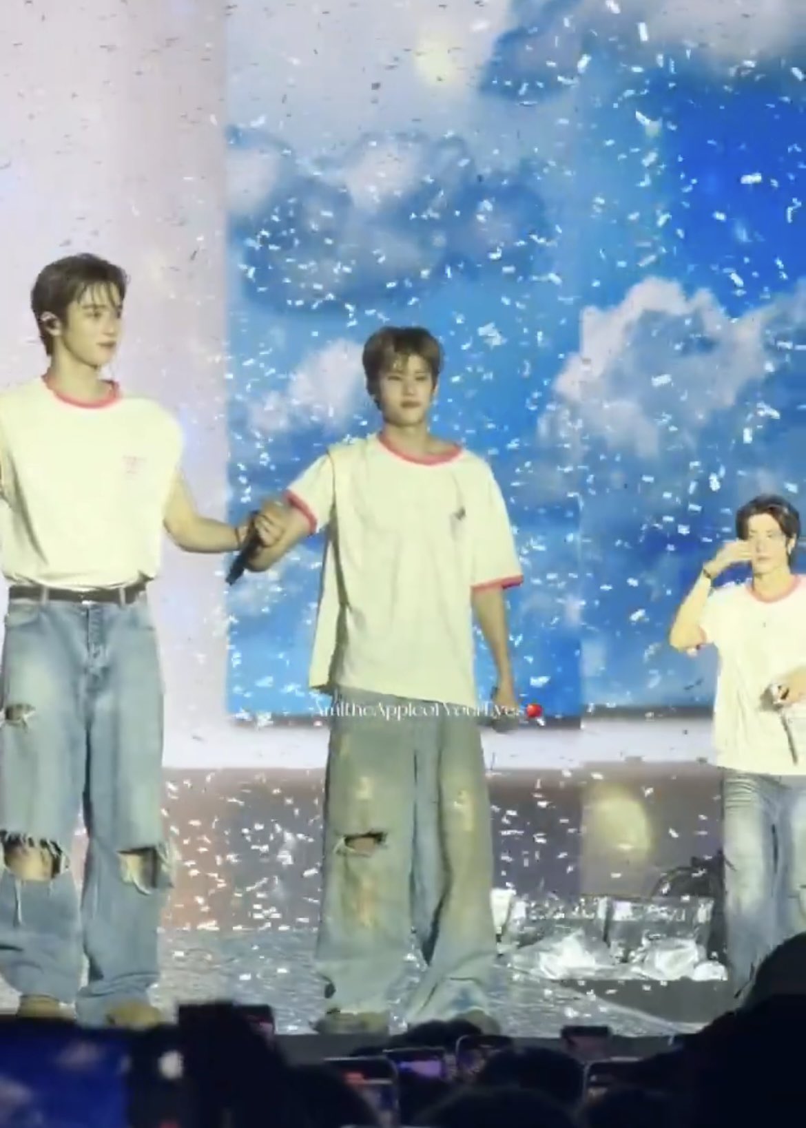 [잡담] 소희 어제 슴콘 엔딩에서 하필 키 큰 형 옆에 서서 조그매진거 웃겨죽겟네 | 인스티즈