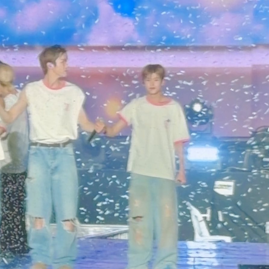 [잡담] 소희 어제 슴콘 엔딩에서 하필 키 큰 형 옆에 서서 조그매진거 웃겨죽겟네 | 인스티즈