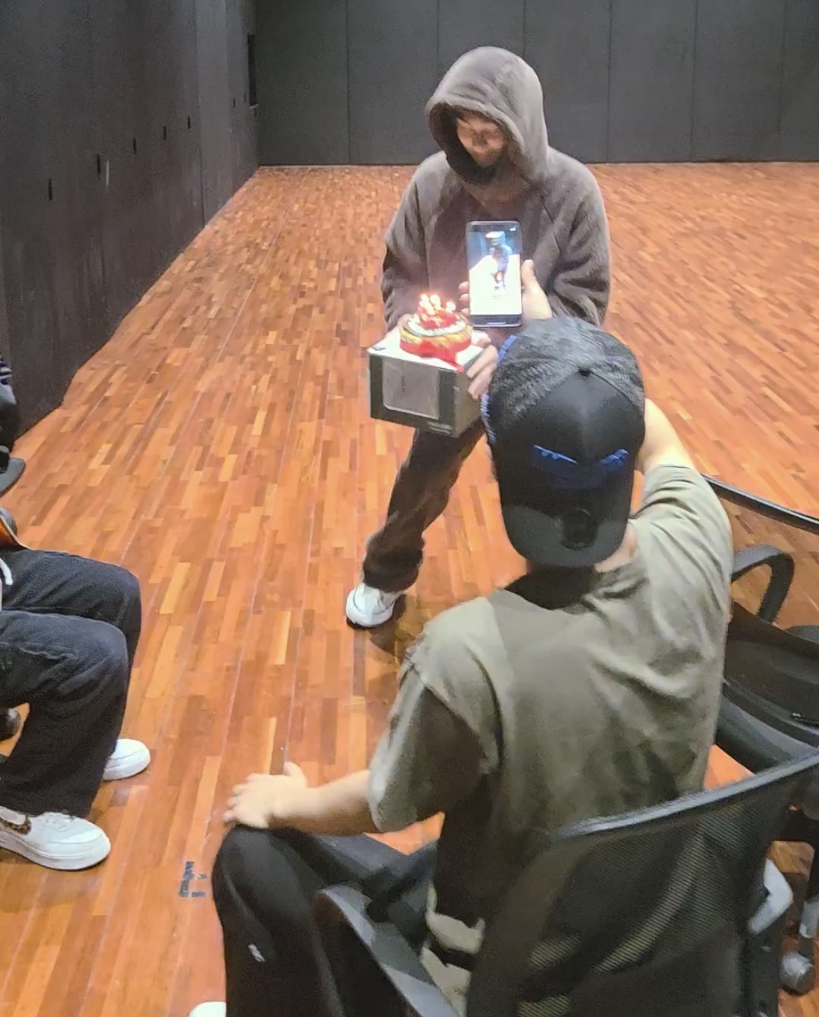 [잡담] 생일인 동생 이렇게 열심히 찍고 있었음ㅋㅋㅋㅋㅋㅋㅋㅋㅋ | 인스티즈