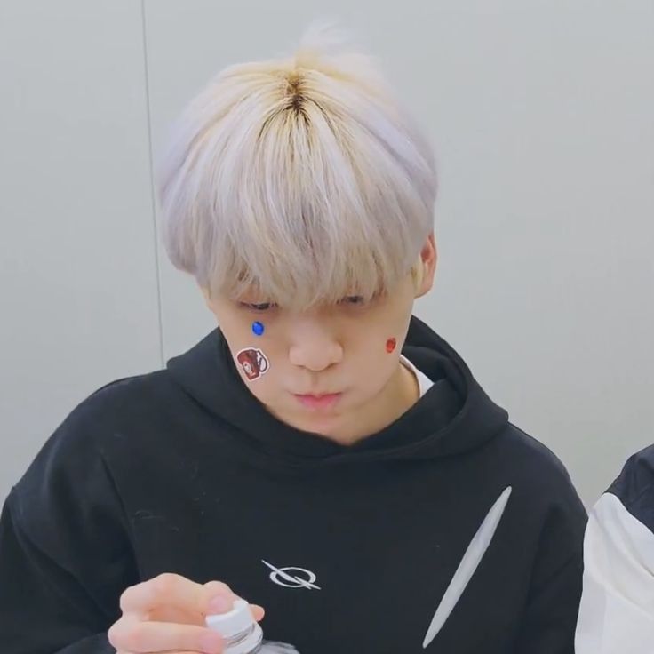 [잡담] 아씨 수빈이ㅋㅋㅋ 백금발 시절 금발이 너어무 마음에 들어서 | 인스티즈