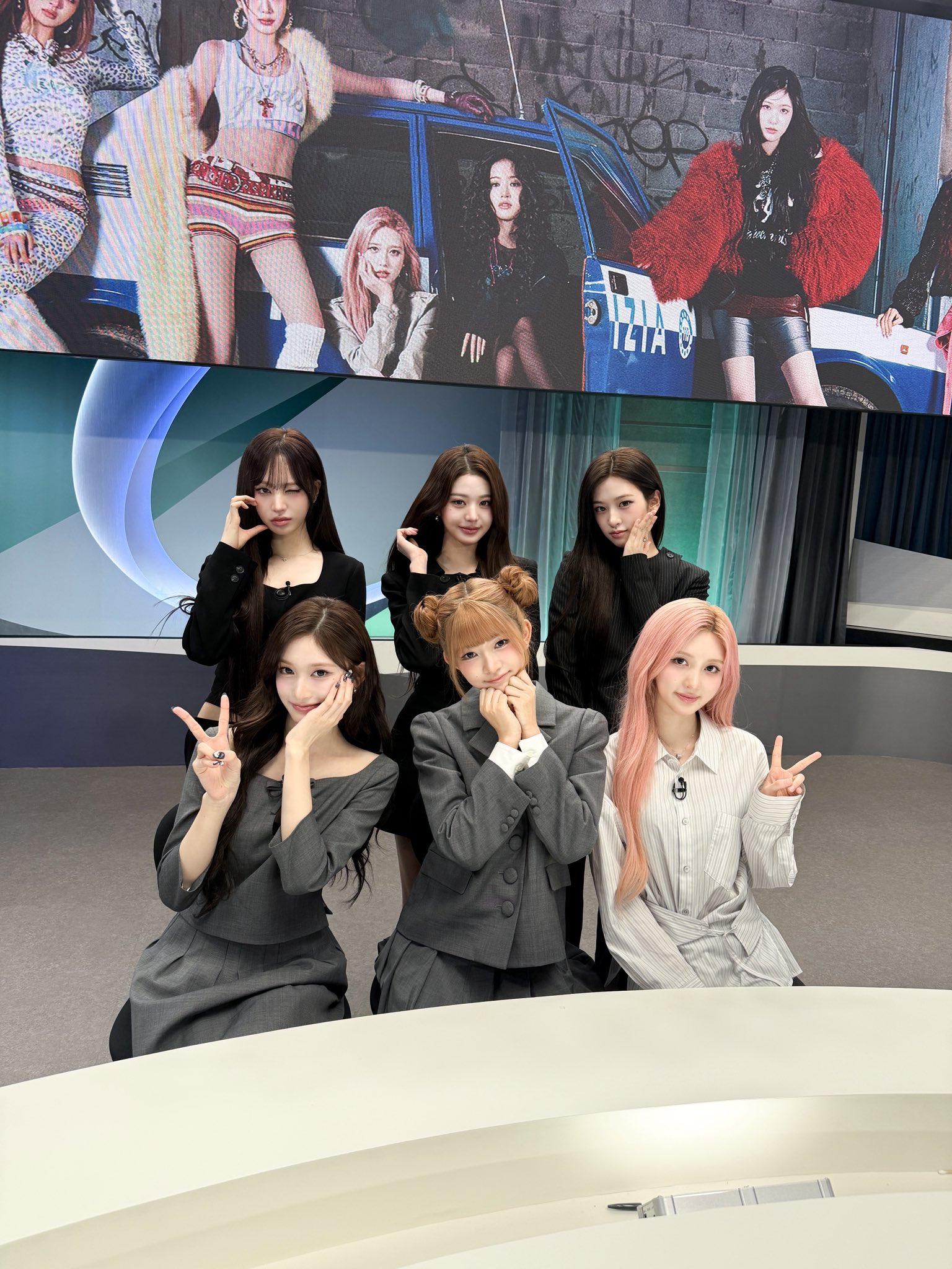 [잡담] 아이브 정장st입으니까 단정하고 정말 예쁜데 배경이.. | 인스티즈