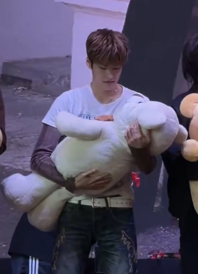 [잡담] 소희 곰인형 안는 폼 미친 거 아님? | 인스티즈