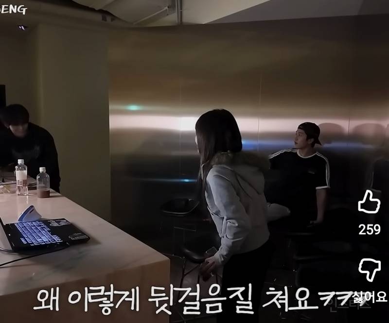 후배들에게 두쫀쿠 나눠주는 최유정.jpg | 인스티즈