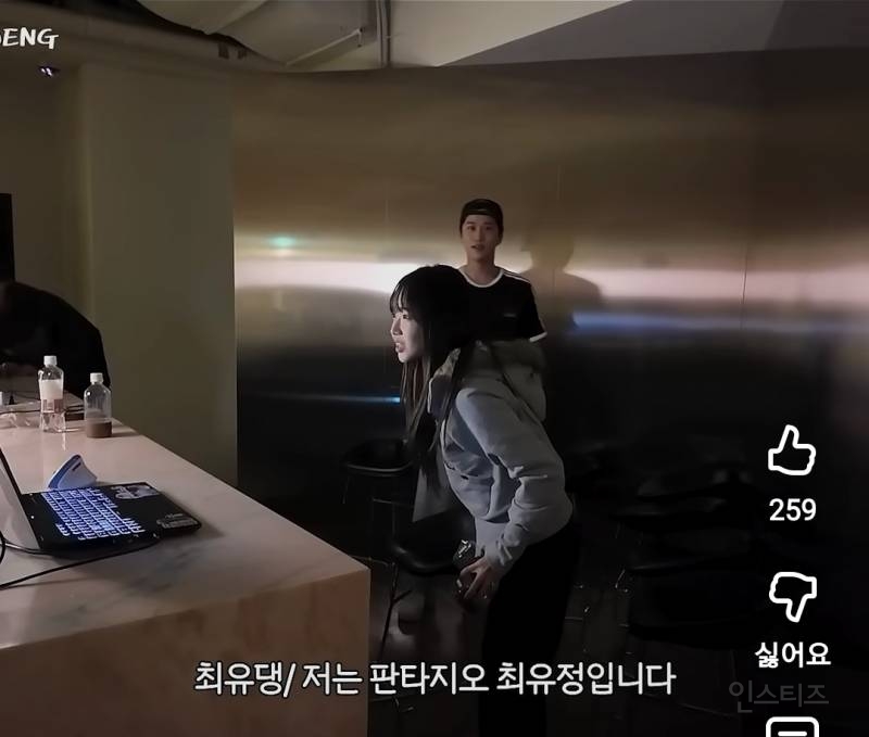 후배들에게 두쫀쿠 나눠주는 최유정.jpg | 인스티즈