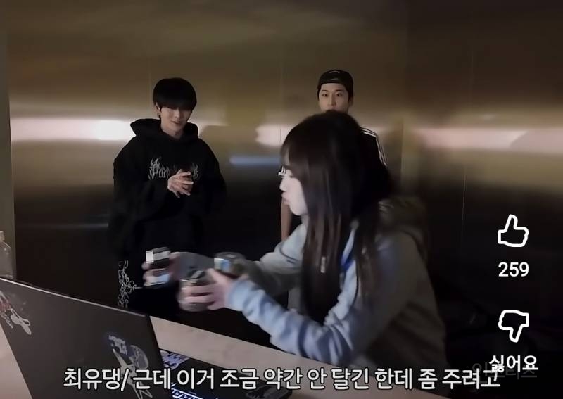 후배들에게 두쫀쿠 나눠주는 최유정.jpg | 인스티즈