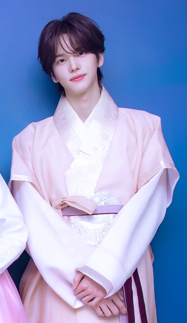 [잡담] 투어스 신유 도훈은 음방 엠씨 해서 다행 한복 입은거 볼 수 있음 | 인스티즈