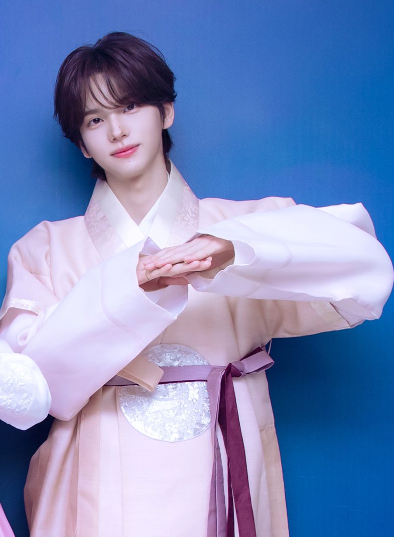 [잡담] 투어스 신유 도훈은 음방 엠씨 해서 다행 한복 입은거 볼 수 있음 | 인스티즈