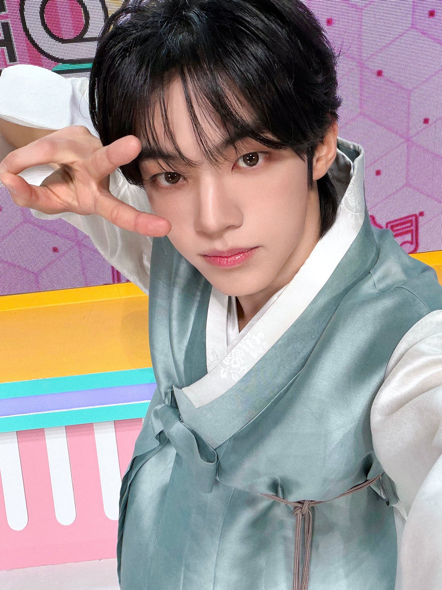 [잡담] 투어스 신유 도훈은 음방 엠씨 해서 다행 한복 입은거 볼 수 있음 | 인스티즈