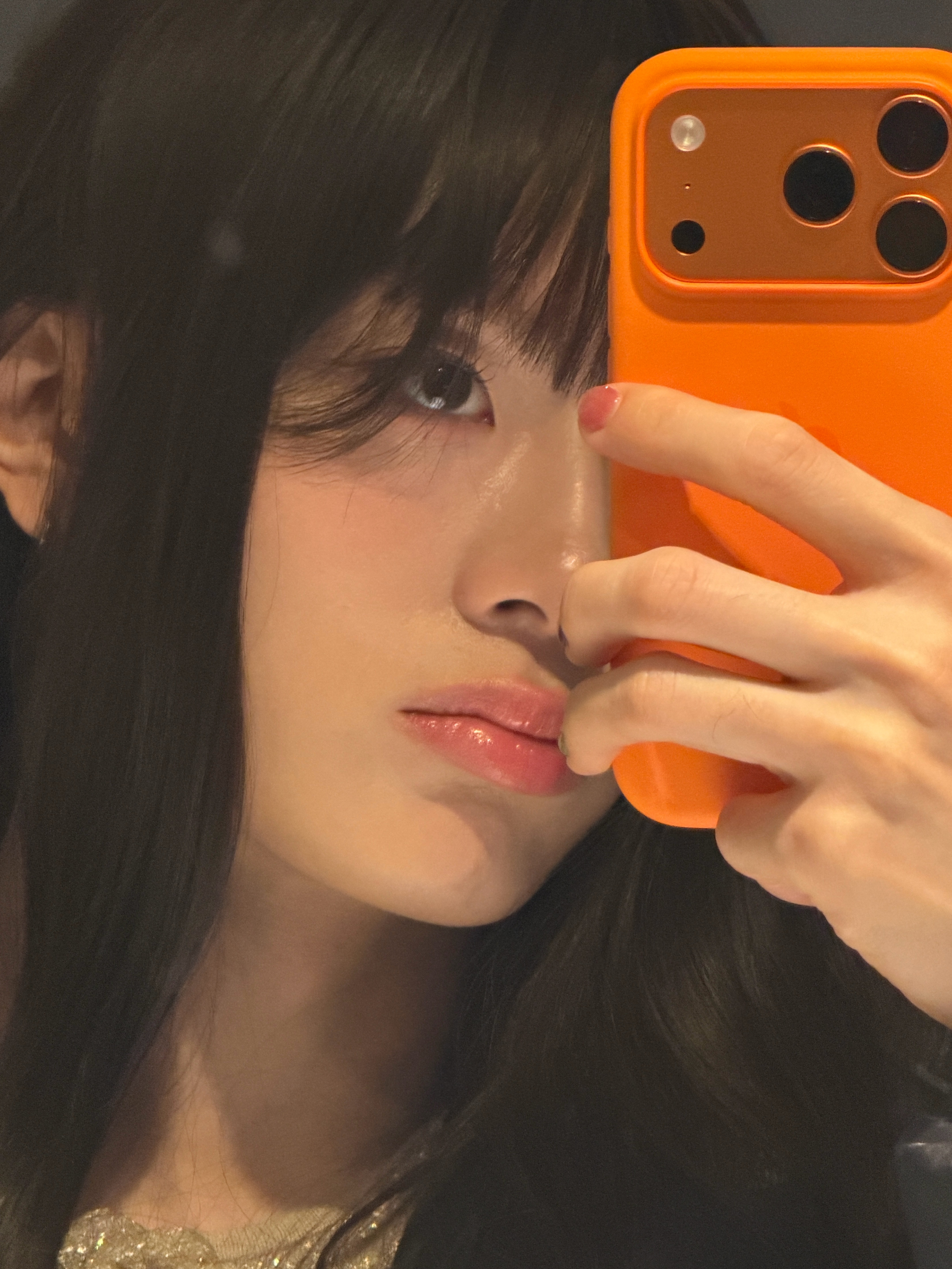 [잡담] 유강민 여장한거 얼굴도 얼굴인데 네일이 너무 반짝거려서 | 인스티즈