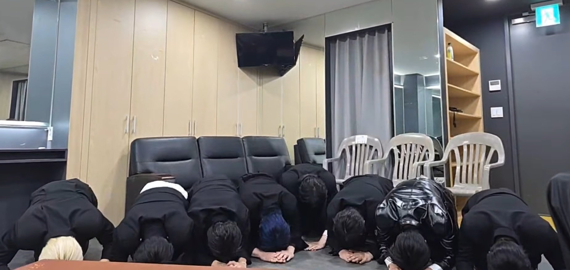 [잡담] 에이티즈 8년차에도 라방 중에 세배하는 거 넘 좋음ㅋㅋ | 인스티즈