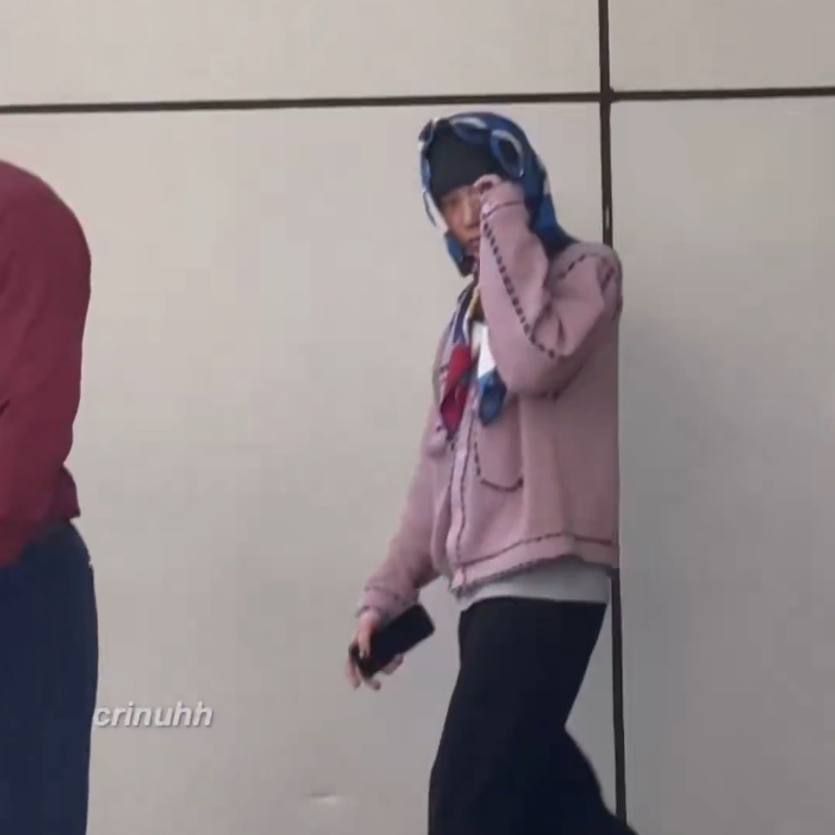 [잡담] 지디 눈도 못뜨고 걸어가는거봐 | 인스티즈