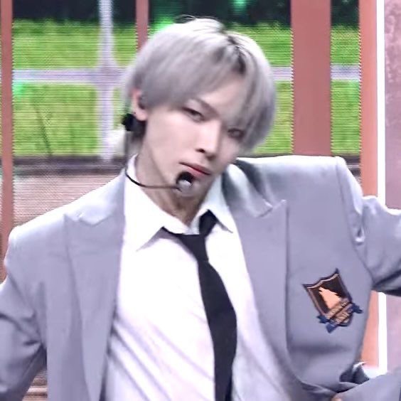 [잡담] 은발 니콜라스는 뭐엿을까 진짜 다른 사람같아 | 인스티즈