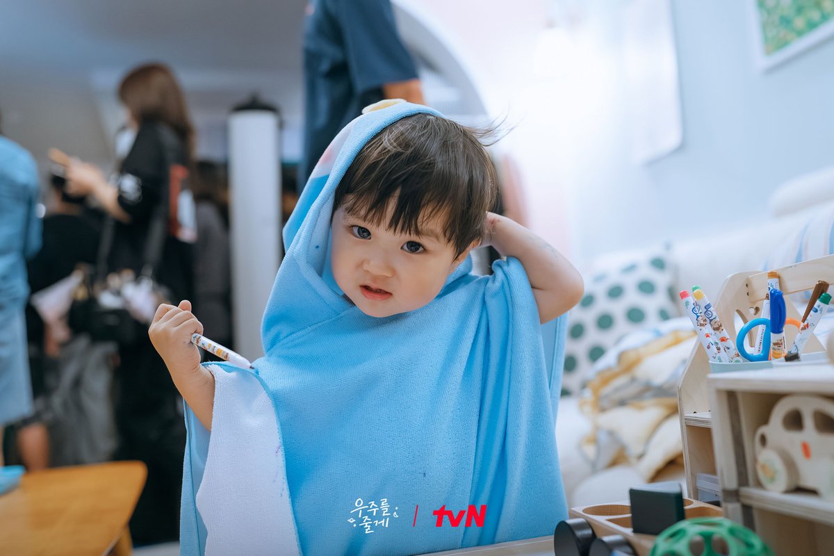 [잡담] 우주를줄게) 이모, 삼촌들 새해 복 많이 받으세요🙇🏻우주가 설날 기념 비하인드 스틸을 가져왔어요내일도 우주네 가족과 함께 해주세요! | 인스티즈