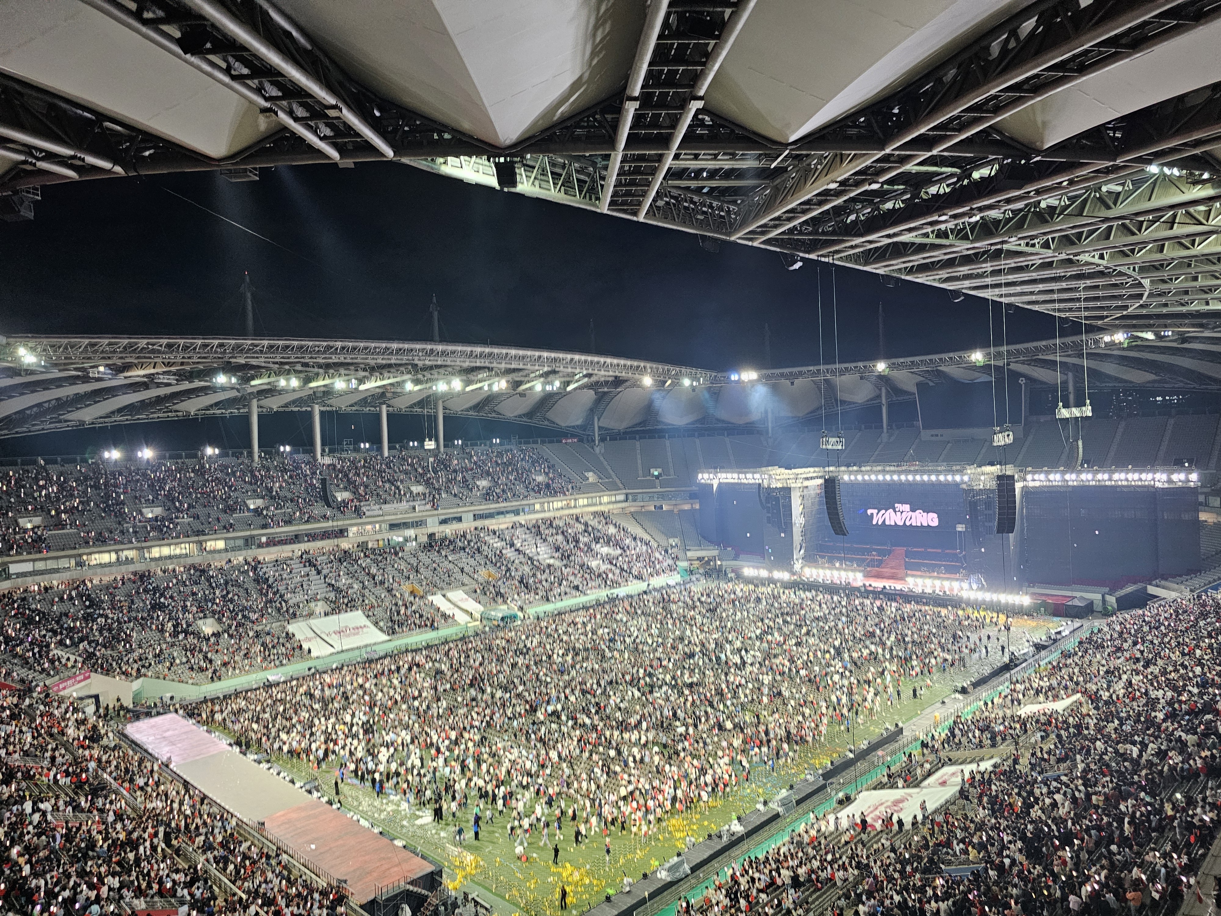 [잡담] 아이유 더위닝 앵콜 콘 끝나고 나갈 때 사진이다 | 인스티즈