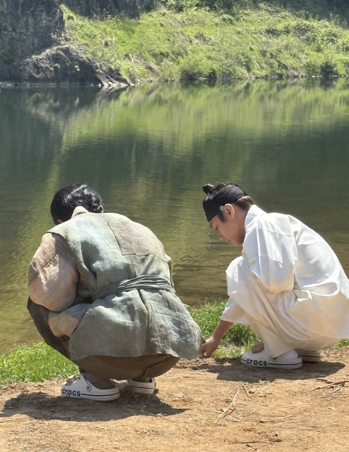 [잡담] 홍위태산 가슴 찢어지는 투샷 와중에 크록스.. | 인스티즈