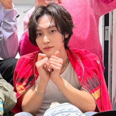 [잡담] 원빈이 이런 원색 레드 왤케 잘 받음 | 인스티즈