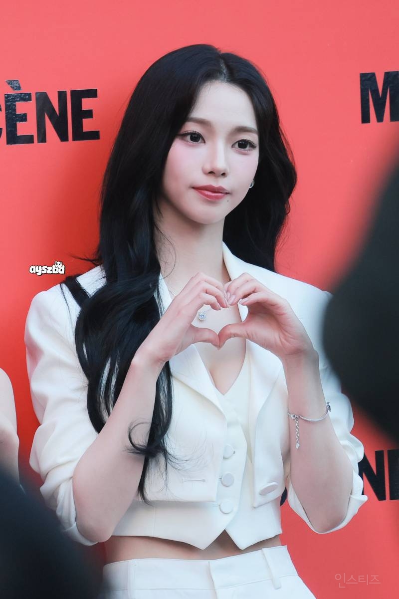 오늘자 미쟝센 브랜드 포토콜 행사 참석한 에스파 카리나 윈터 | 인스티즈