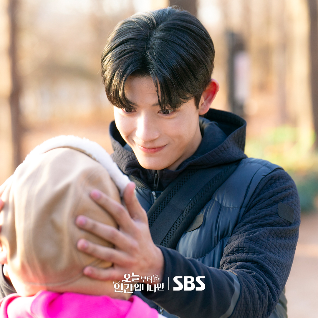 [잡담] 오인간) 아기토끼 혜윤이 절대 추우면 안돼!!모자로 꽁꽁 싸매고 산책하는 호강이들💞 | 인스티즈