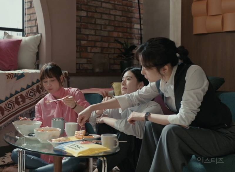 이나영 : 아니 진짜 야식으로 여자들끼리 무슨 정없게 샐러드예요 | 인스티즈