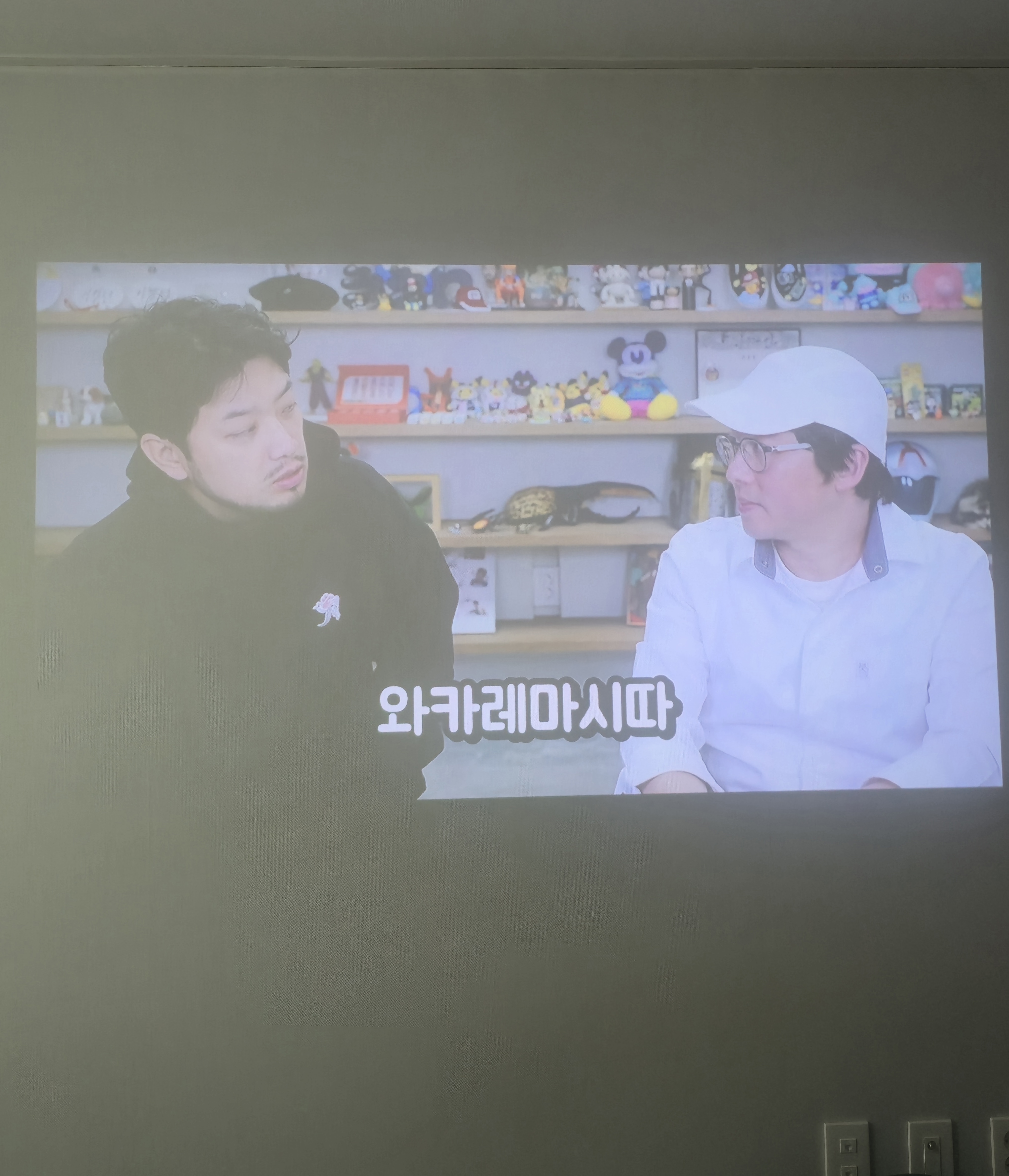 [장터] 빔프로젝터 안써서 급처하는데 이거 12만원에 가져갈사람 당근에 안팔려서 여기도 내놔봄 | 인스티즈