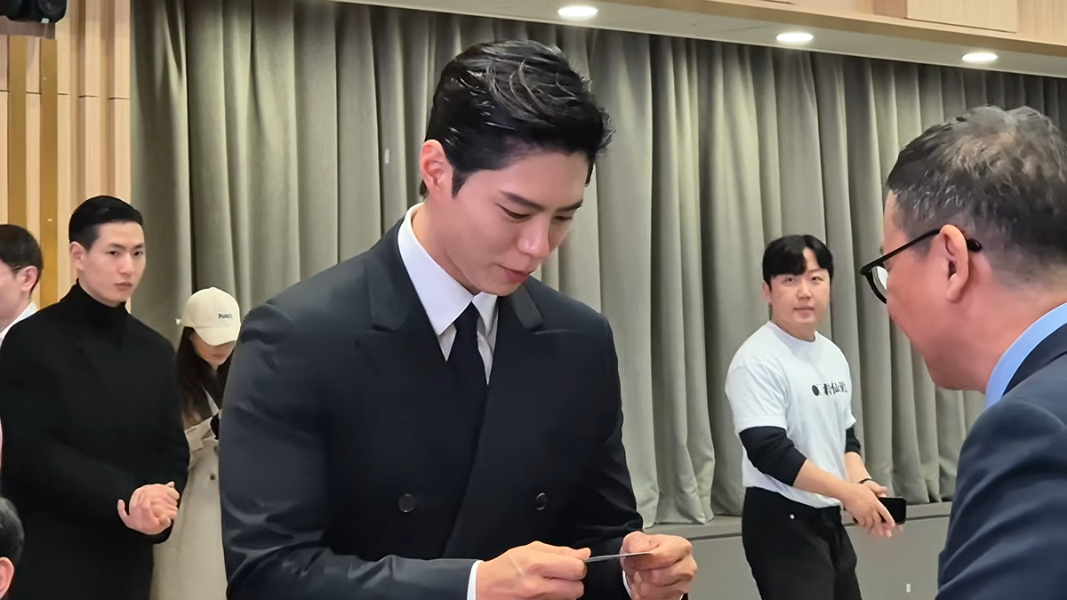 [잡담] 금융지주사 담당기자가 오늘 신한은행 본점 방문했다가 박보검 실물 본 후기 | 인스티즈
