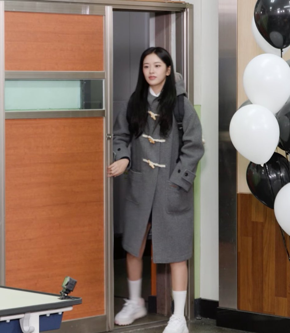 [잡담] 아이브보면 장신콤생김 교실문 창문 높이 실화냐고 | 인스티즈