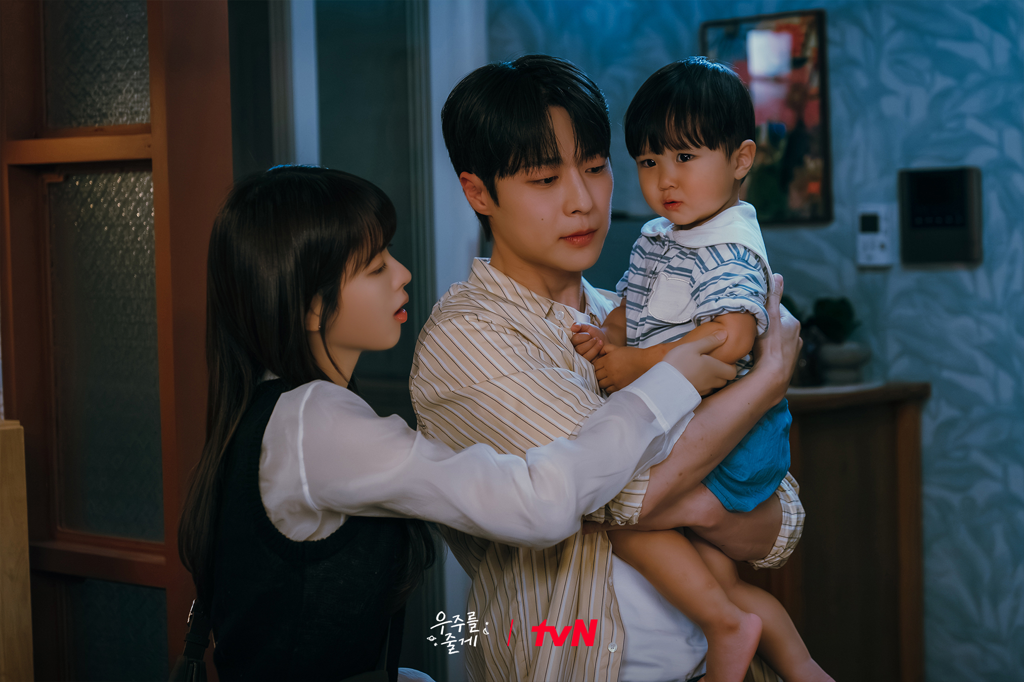 [잡담] 우주를줄게) 티랑이들 비상🚨우주를 안고 심각한 표정인 태형X현진!과연 우리 우주에게 무슨 일이..?🥺그리고 드디어 약속의 데이트를 하는 현진과 윤성!?🤭 | 인스티즈