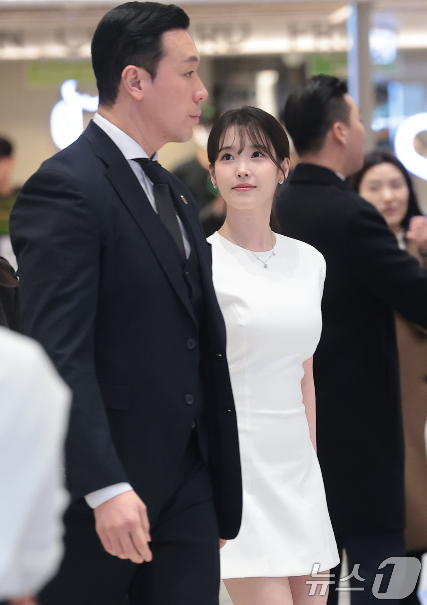 [잡담] 아이유 진짜 소중해보인다 | 인스티즈