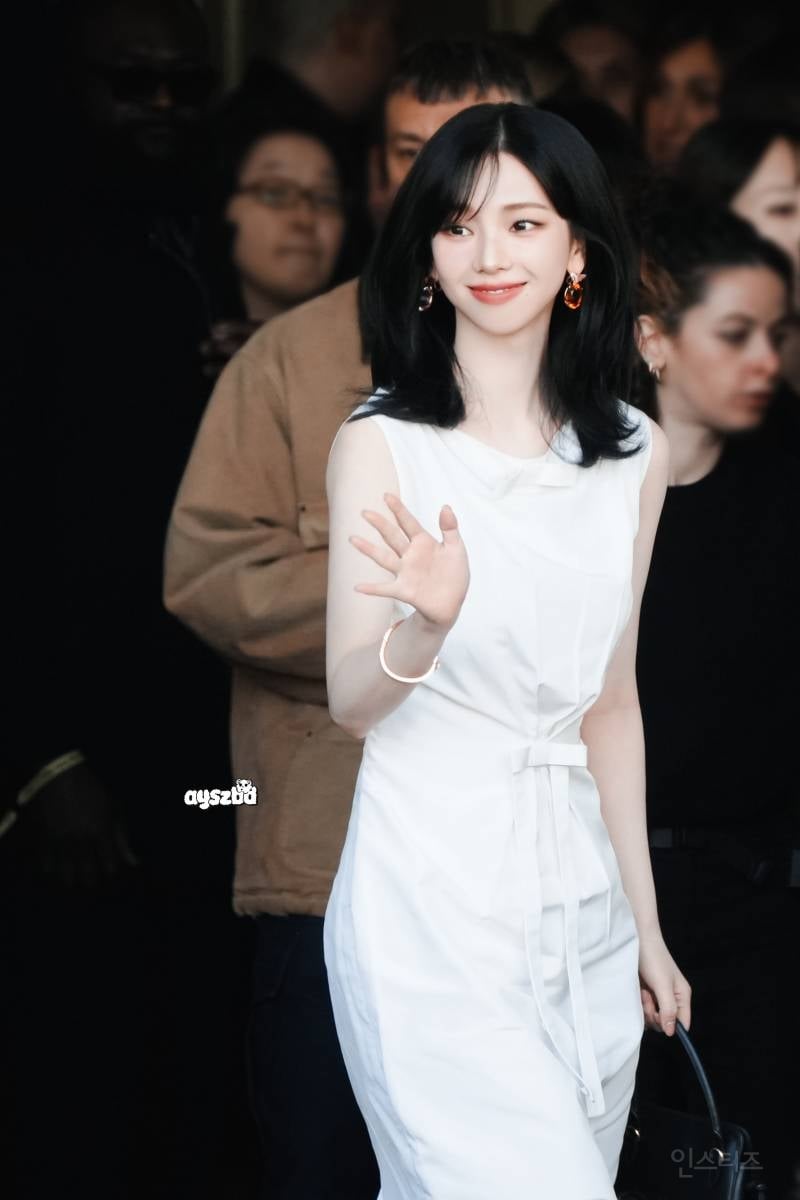 오늘자 밀라노 프라다 쇼 참석한 에스파 카리나 | 인스티즈