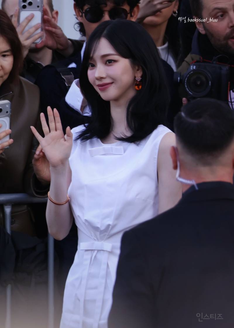 오늘자 밀라노 프라다 쇼 참석한 에스파 카리나 | 인스티즈