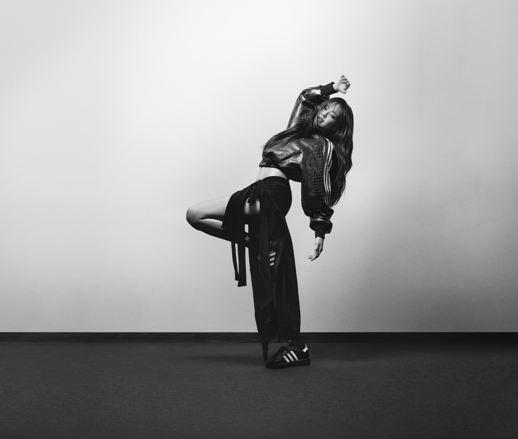 [잡담] 제니 아디다스 캠페인 새로 떴어 | 인스티즈