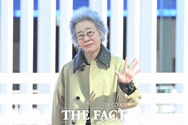 [잡담] 윤여정) 오늘 윤여정 밀라노 출국 기사사진 | 인스티즈