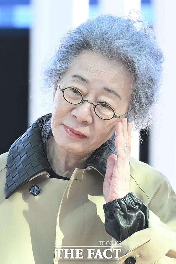 [잡담] 윤여정) 오늘 윤여정 밀라노 출국 기사사진 | 인스티즈