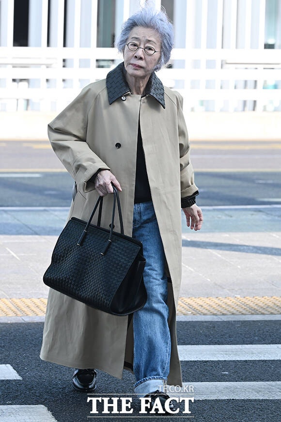 [잡담] 윤여정) 오늘 윤여정 밀라노 출국 기사사진 | 인스티즈