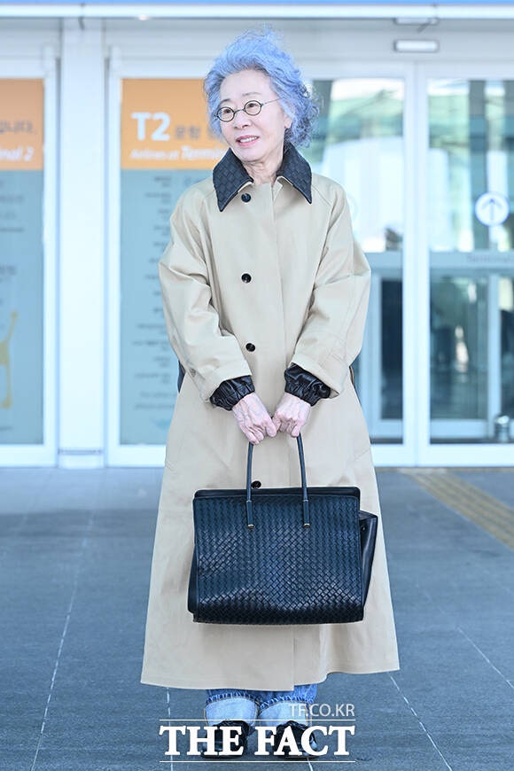 [잡담] 윤여정) 오늘 윤여정 밀라노 출국 기사사진 | 인스티즈