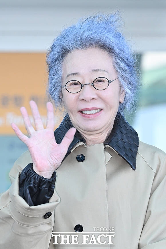 [잡담] 윤여정) 오늘 윤여정 밀라노 출국 기사사진 | 인스티즈