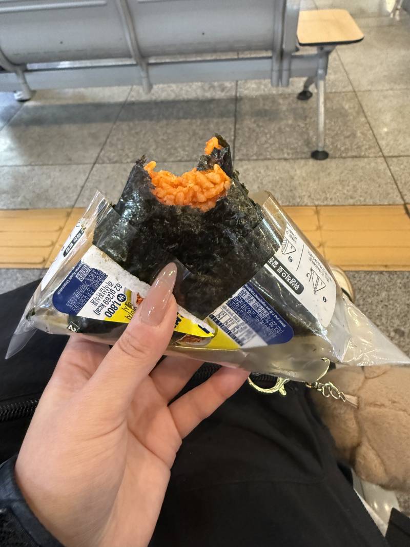 [잡담] 나 삼각김밥 신기하게 먹는다고 하는데 | 인스티즈