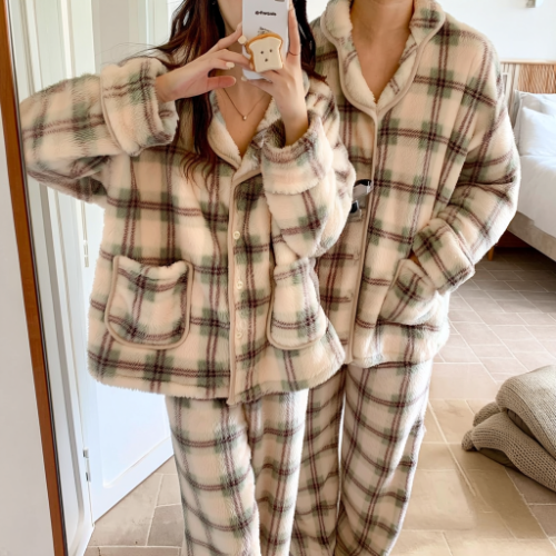 [잡담] 수면잠옷 안에 티나 나시 입고 입는거야? 아님 맨살에 입어? | 인스티즈