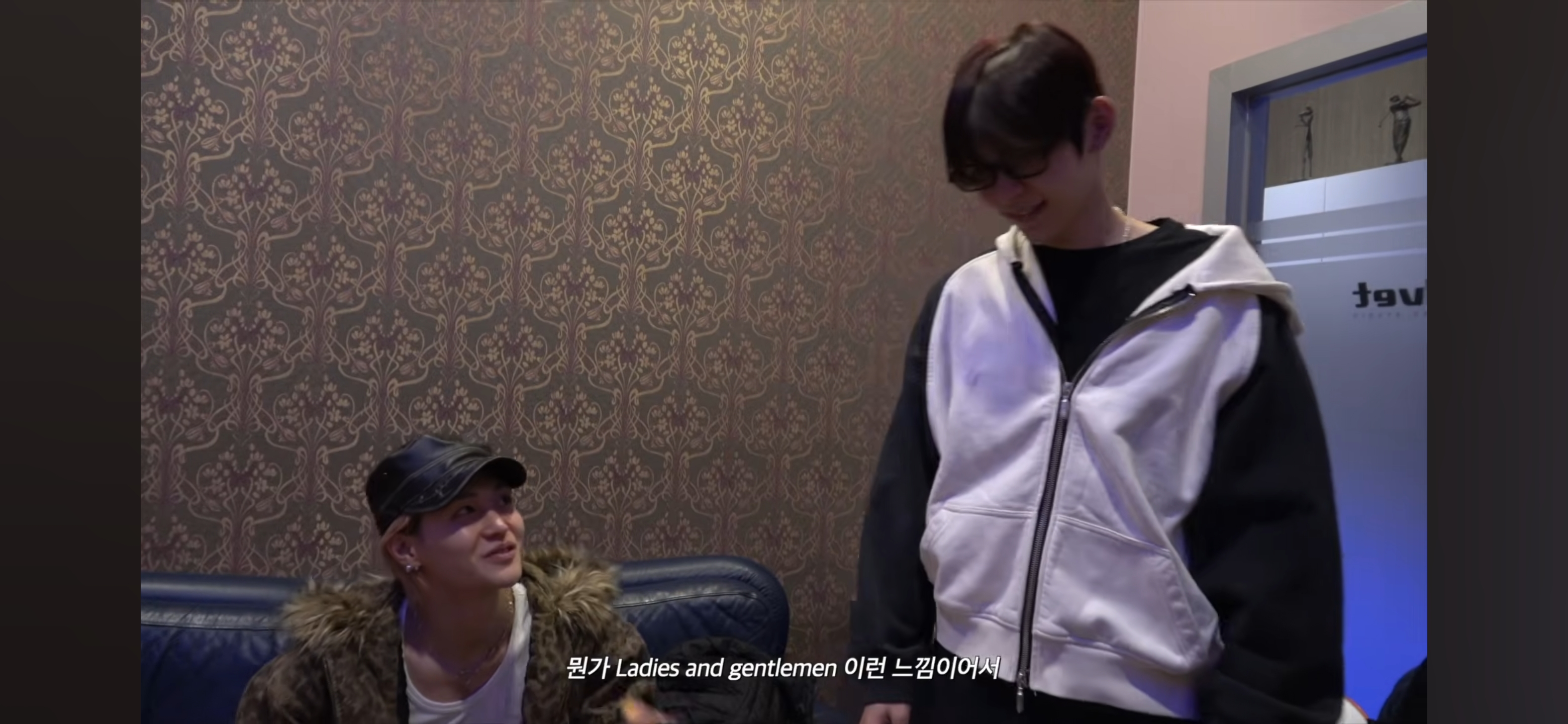 [잡담] 슴 녹음실 벽지가 되게 노래방같음 ㅋㅋㅋㅋㅋㅋㅋ | 인스티즈