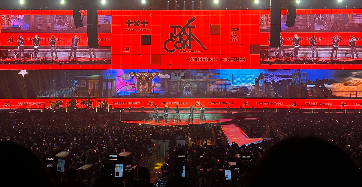 [잡담] 투바투 팬콘 저거 뒤에 전광판이 아니라 ㄹㅇ 차랑 다 가져다 놓은거임.. | 인스티즈