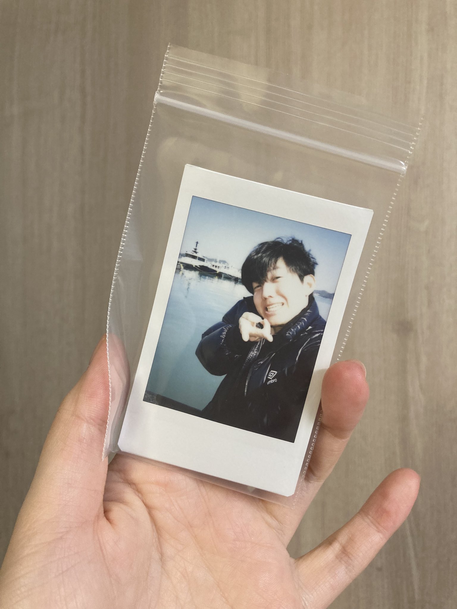 [잡담] 생선 직접 잡고 폴라 100장 찍어서 선물한 아이돌 | 인스티즈