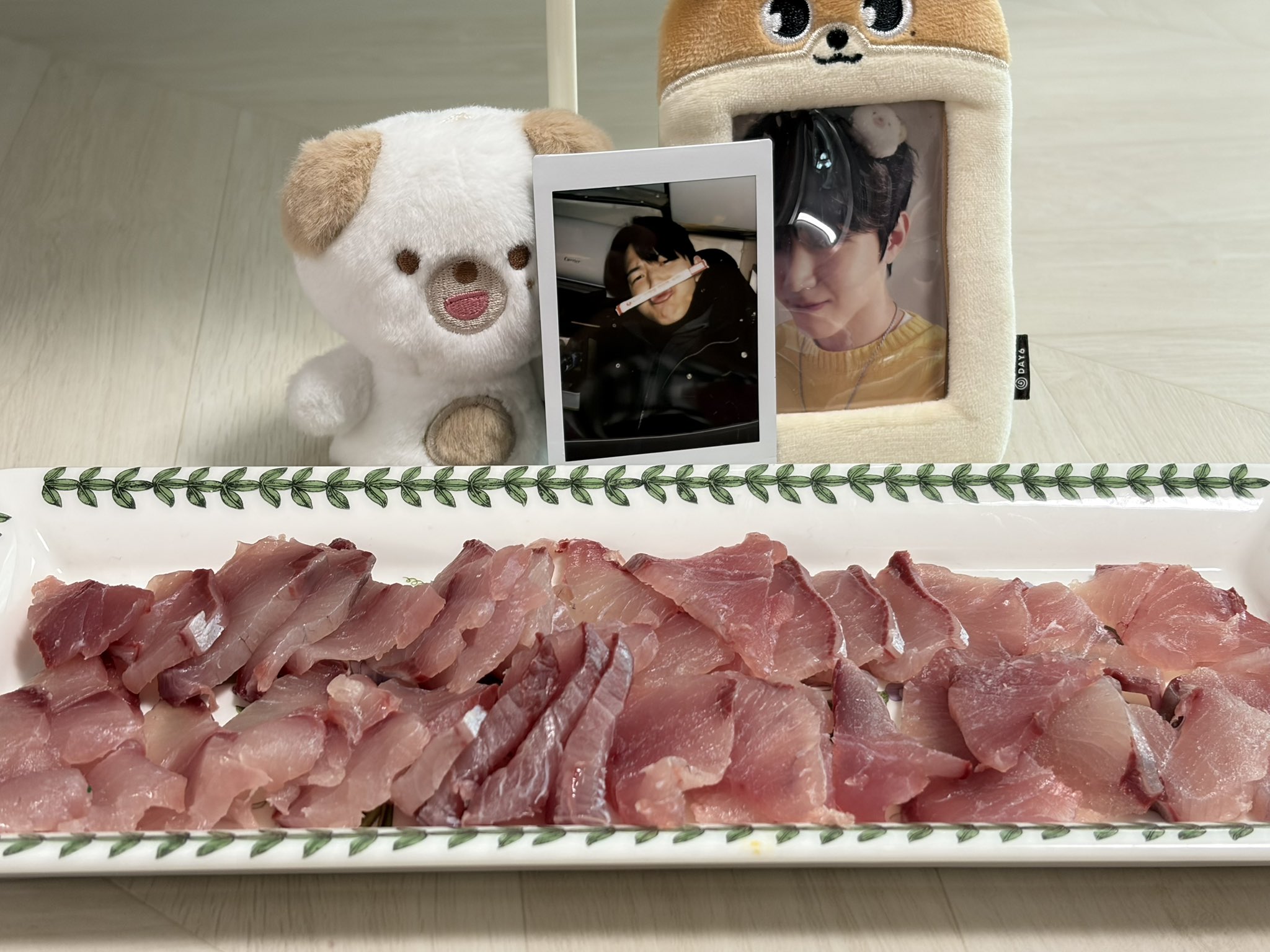 [잡담] 생선 직접 잡고 폴라 100장 찍어서 선물한 아이돌 | 인스티즈