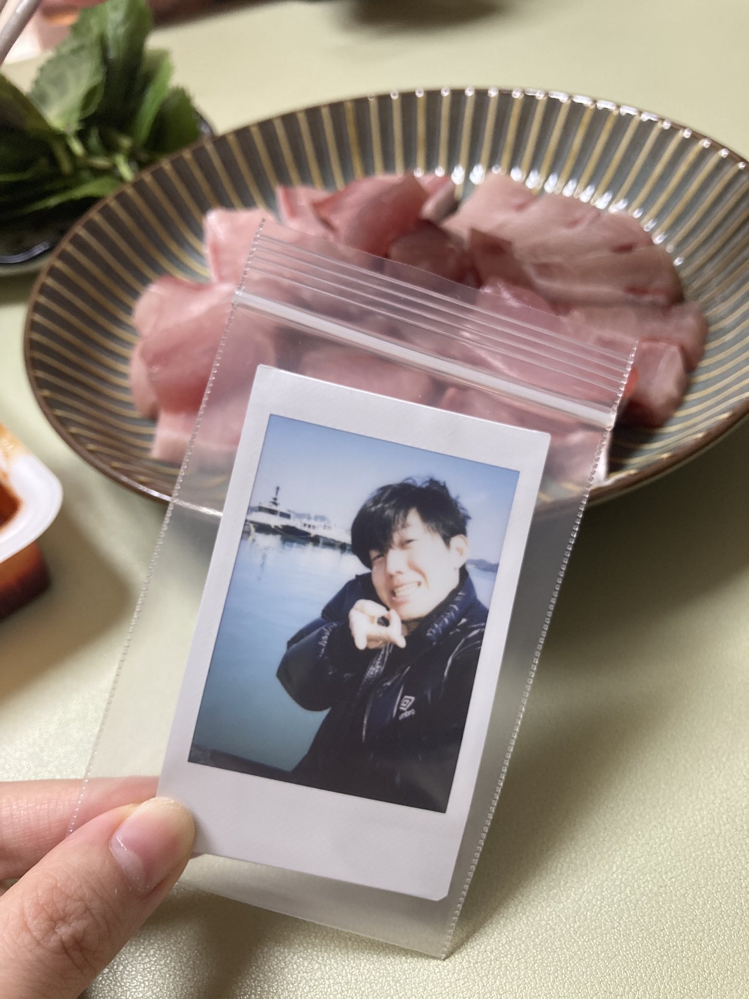 [잡담] 생선 직접 잡고 폴라 100장 찍어서 선물한 아이돌 | 인스티즈